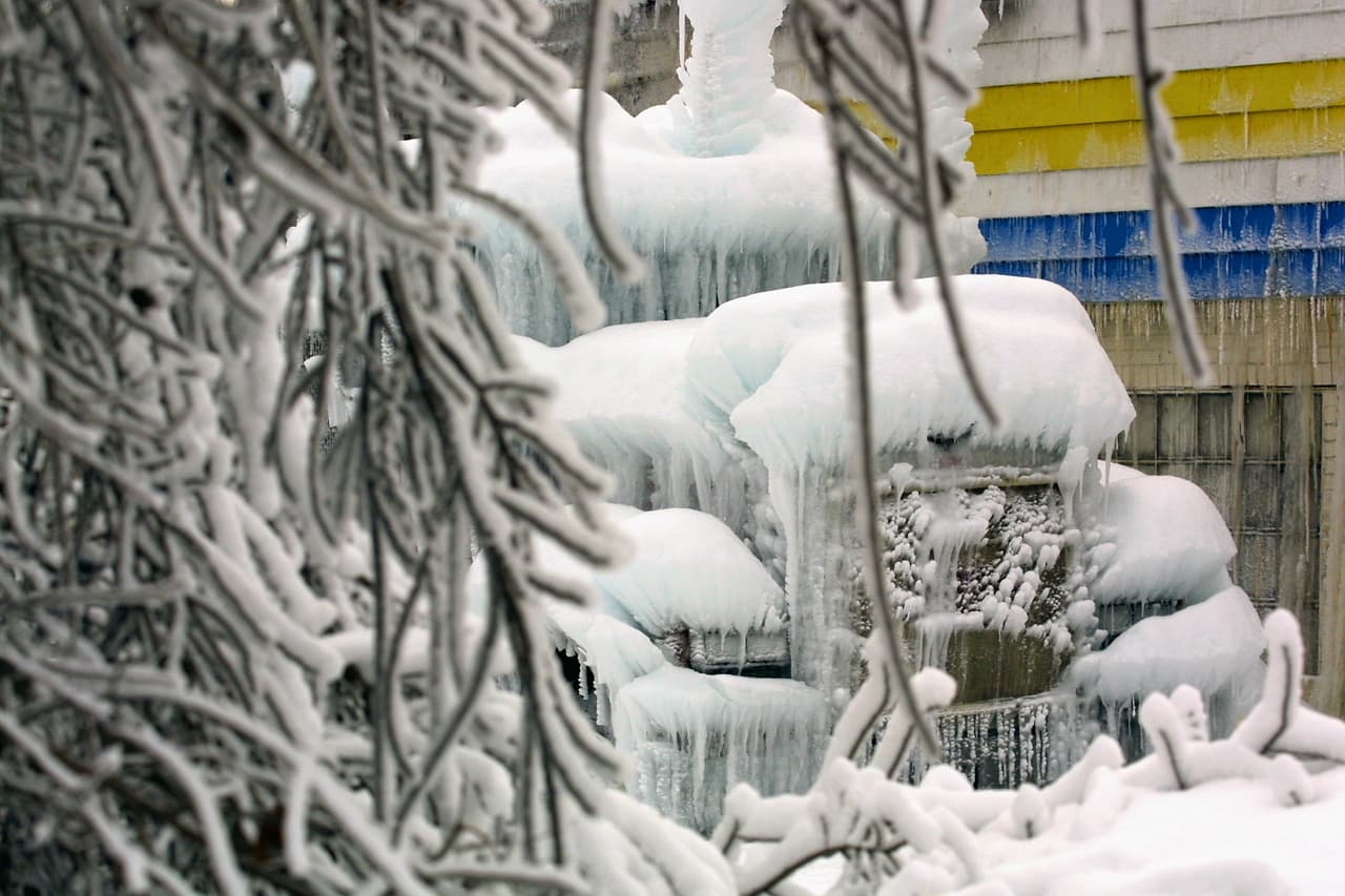 Un camión cubierto de hielo y nieve estacionado en Mount Prospect, Illinois. La foto es del 26 de diciembre de 2000.
<br>