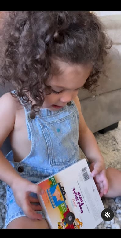 Esto ha llamado la atención de algunos fans de la dominicana. Uno de ellos le cuestionó en una sesión de preguntas y respuestas en Instagram 
<b>"cuándo le iba a cortar" el cabello </b>al menor ya que él es "varoncito".
<br>