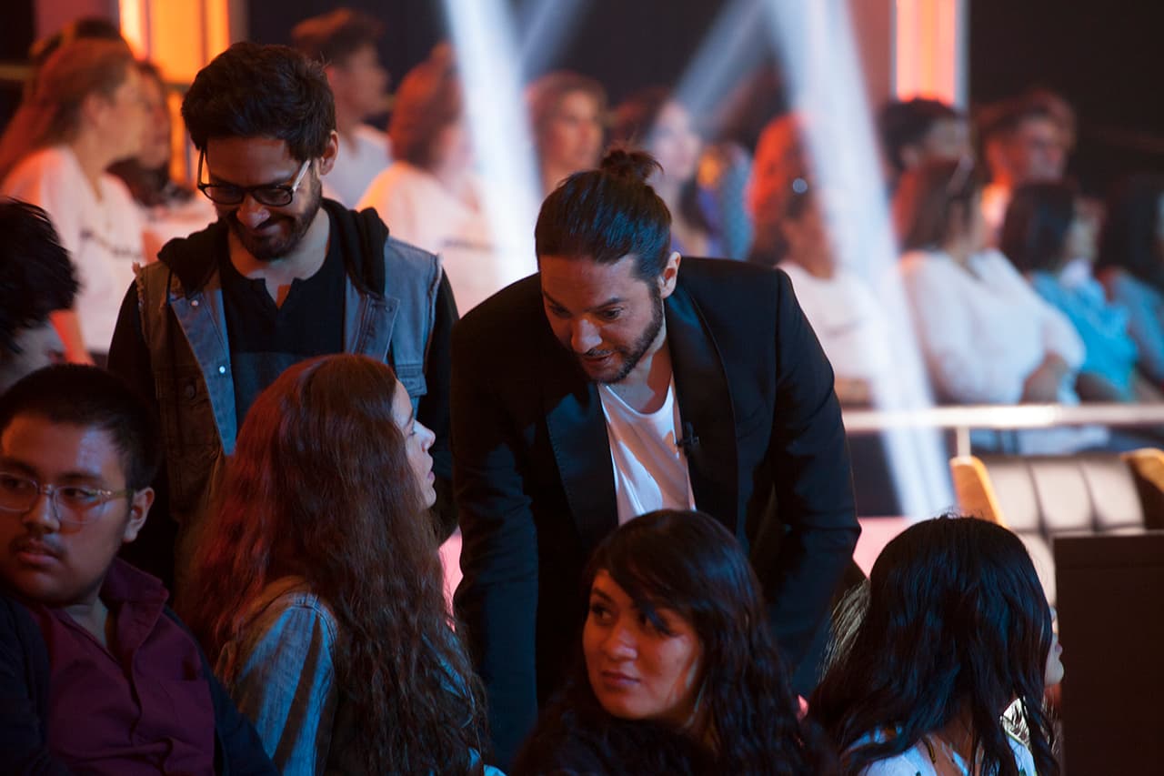 En esta foto podemos ver a la feliz pareja conversando durante uno de los recesos de las grabaciones de Mira Quién Baila.