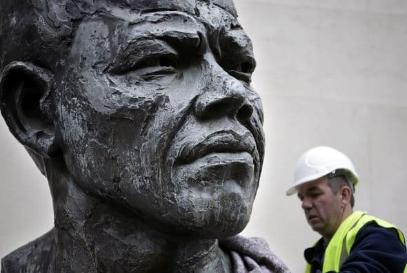 Una escultura de bronce de dos metros del ex presidente sudafricano Nelson Mandela se levanta sobre un pedestal frente al Royal Festival Hall en el centro de Londres.