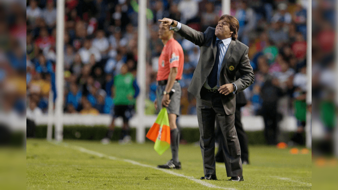 <b>1.-</b>
<b>Día del debut</b>
<br>Miguel Herrera se estrenó en un juego oficial con las Águilas del América el 7 de enero de 2012 cuando el equipo azulcrema visitó el Estadio Corregidora de Querétaro en juego de la Fecha 1 del Torneo Clausura.