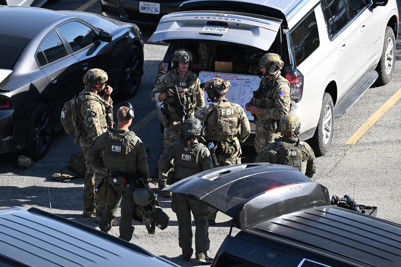 Agentes del FBI responden después de que un hombre se atrincherara dentro de un edificio con rehenes el martes 2 de junio de 2026 en Bakersfield, California. (Foto AP/David Dennis)
<br>