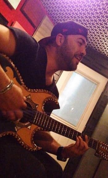 Le encanta tocar la guitarra y el acordeón.