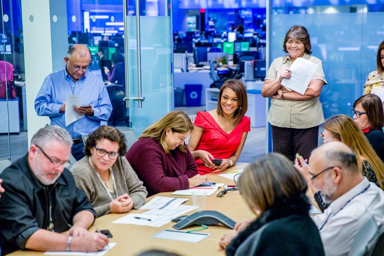 Ilia Calderón asistió a su primera reunión editorial del Noticiero Univision que desde este lunes presentará cada tarde junto a Jorge Ramos. Allí el equipo discutió las noticias más importantes y el orden en que se darán durante la emisión del informativo.