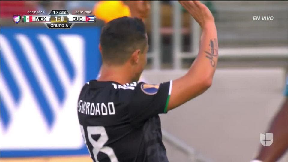 Tiro desviado de Andrés Guardado