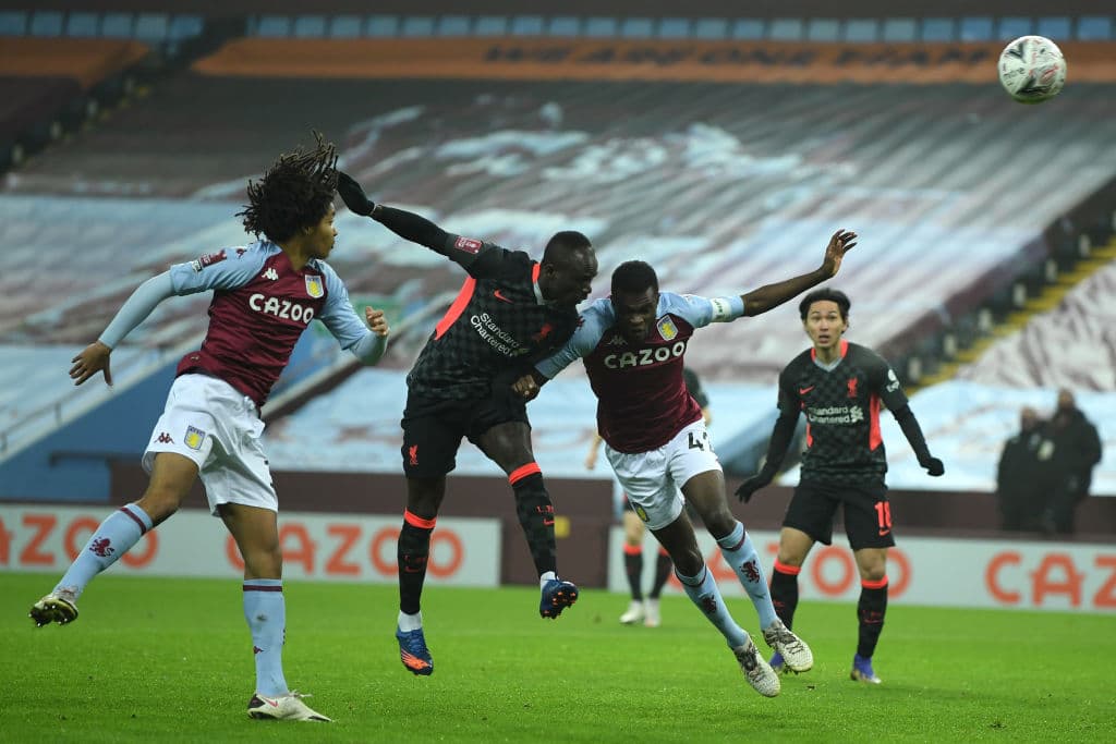 Mané (4, 63’), Wijnaldum (60’) y Salah (65’) se ‘sirvieron con la cuchara grande’ en la goliza 4-1 al Aston Villa; Barry (41’) descontaba para los locales.
