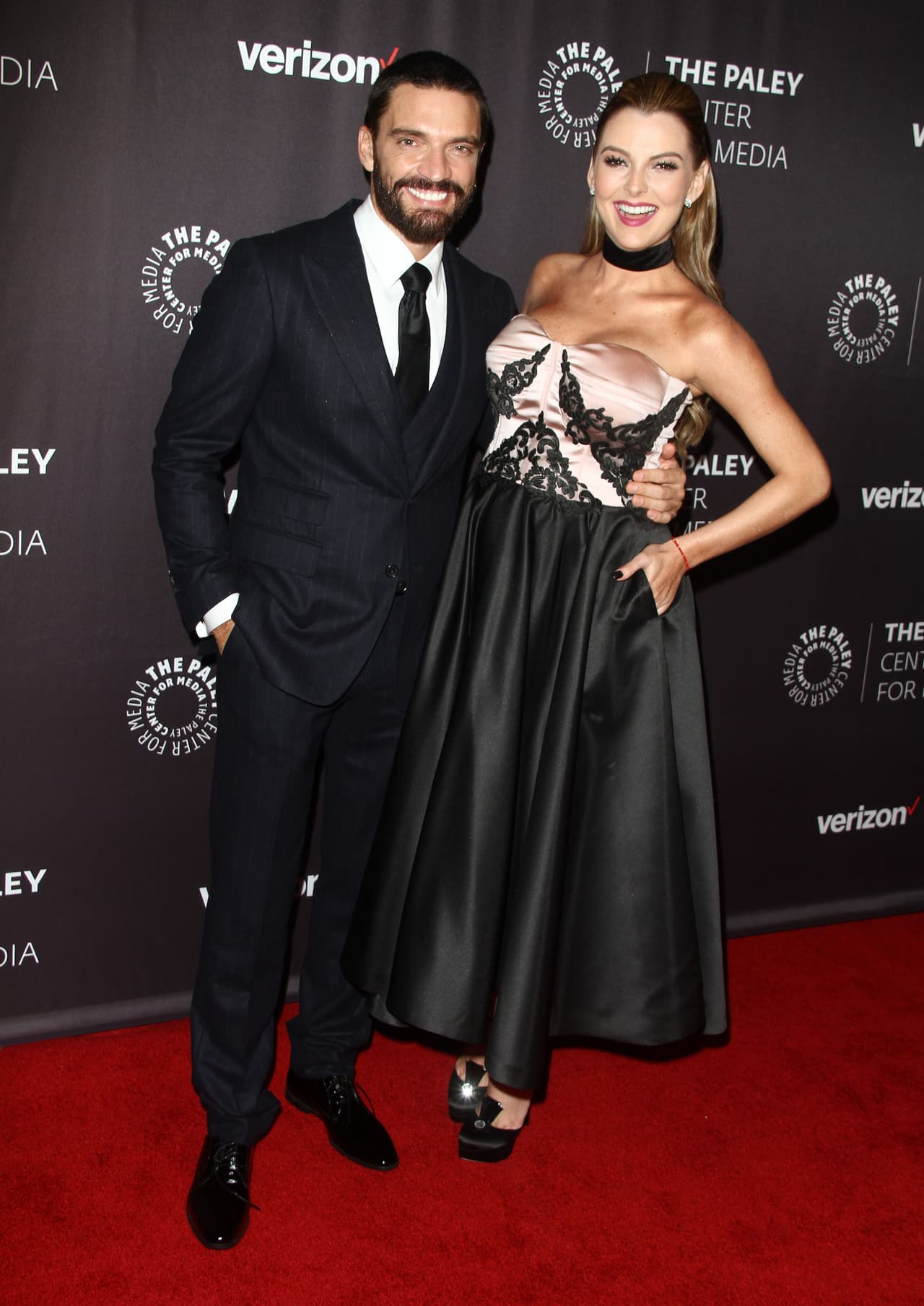 Julian Gil no la dejó desfilar sola por la alfombra roja.