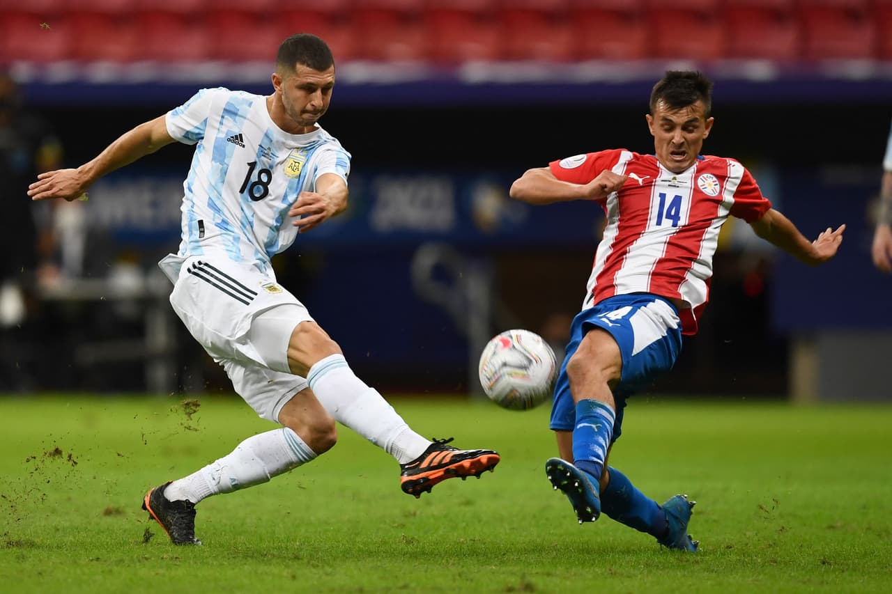 Con un solitario gol de Alejandro Gómez el equipo de Argentina venció a Paraguay y se metió a la siguiente ronda de la Copa América.