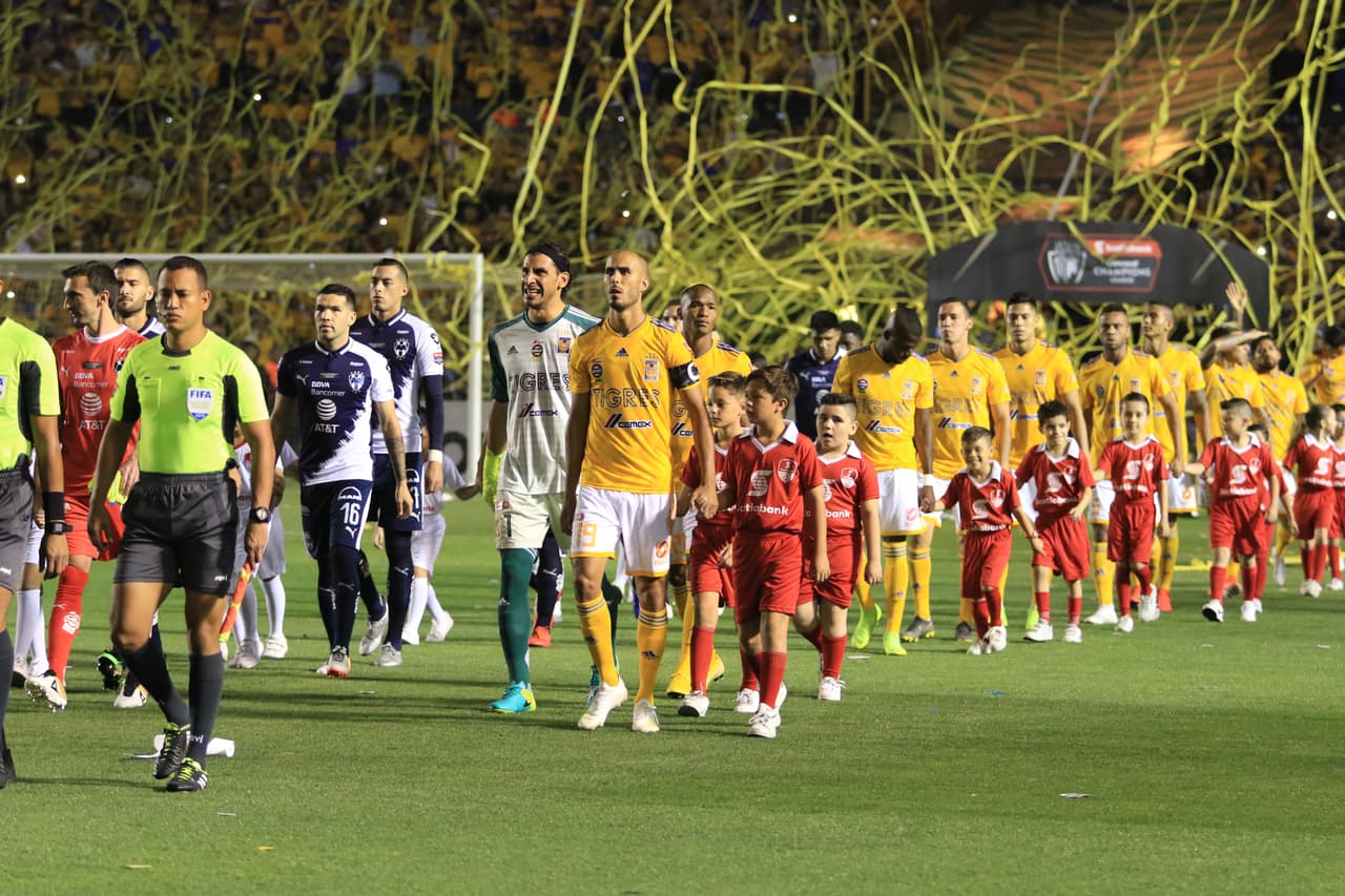 Así salieron ambos equipos al campo luego de ser recibidos por un pletórico Estadio Universitario. Un Clásico Regio siempre genera expectativa, este por ser una Final y de corte internacional, pues con mayor razón.
