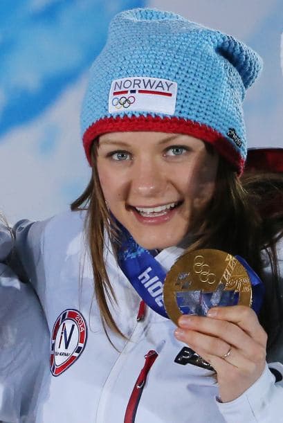 Maiken Caspersen Falla es noruega y tiene 23 años. Ganó oro en la prueba de esquí de fondo de 10 kilómetros.
