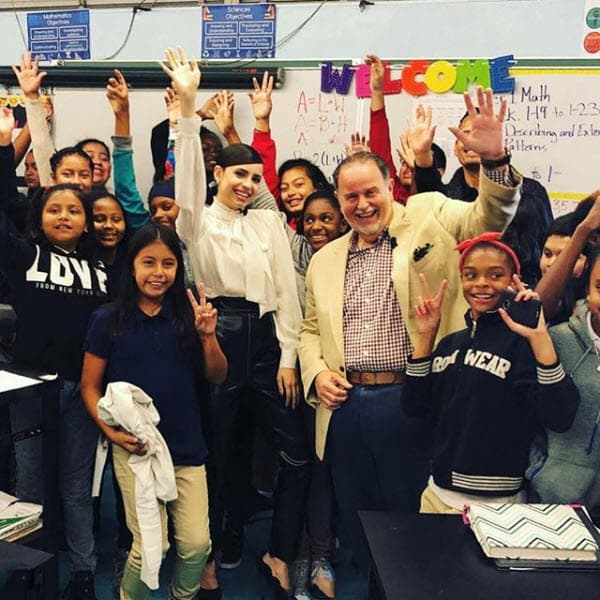 Otra de las actividades que tuvieron fue visitar una escuela para convivir por un rato con los niños.