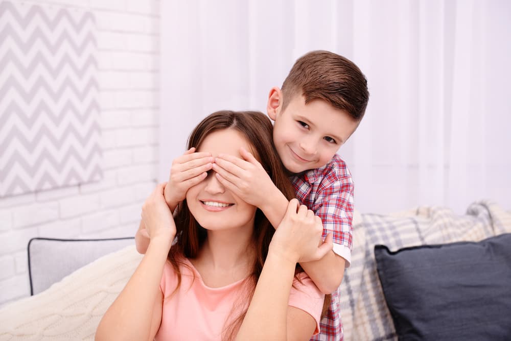 <b>Ternura</b> 
<br>La ternura es una de las manifestaciones del amor. El tocar suavemente su rostro, darle un abrazo fuerte, un beso en su frente ó decirle te amo, es un regalo que se marca para siempre en el alma de una madre. 
<br>