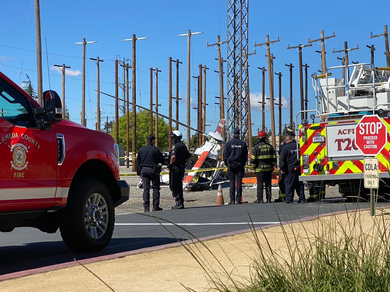 Cae helicóptero de PG&E en Livermore y dos personas resultan lesionadas