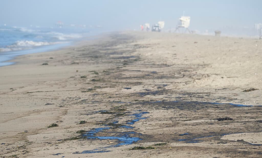 Quienes se acercaron a las playas de Huntington Beach vieron cómo la fuga dejaba pequeñas manchas y restos pringosos de crudo que se acumulaban poco a poco hasta formar unas líneas que discurrían en paralelo al mar. Esos preocupantes rastros negros son lo que ha llegado hasta la tierra pese a los esfuerzos de los servicios de emergencia para contener al crudo antes de que alcance las zonas más delicadas de la costa.