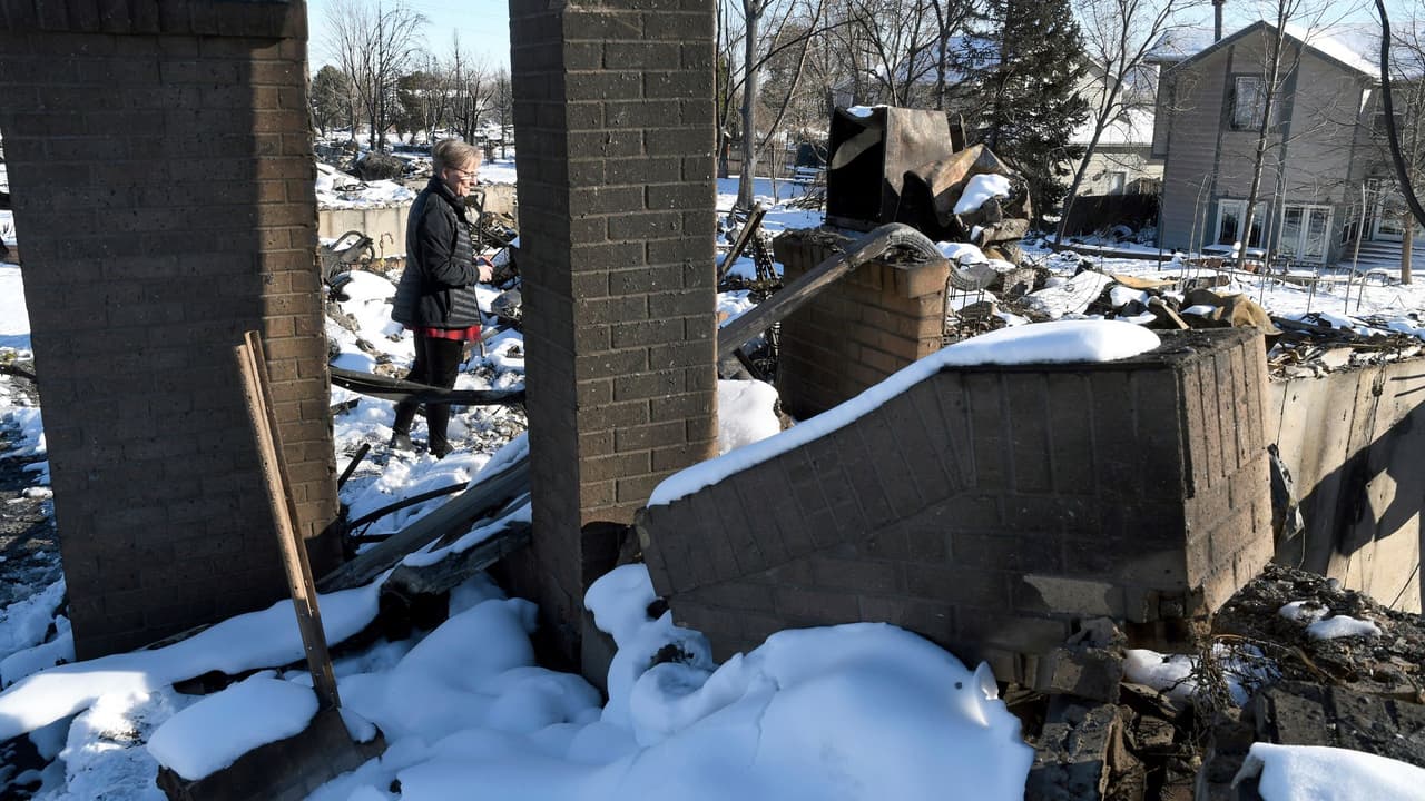 <b>En video: </b>Muchas familias tratan de rescatar en medio de temperaturas congelantes y nieve pertenencias entre las decenas de viviendas que quedaron reducidas a cenizas tras los incendios que se propagaron por el condado de Boulder, en Colorado.