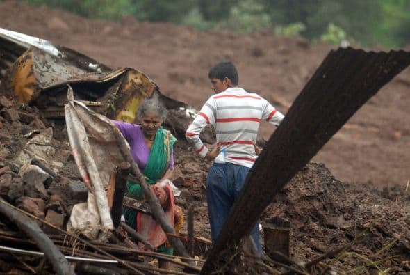 Al menos 24 personas murieron, 14 fueron rescatadas con vida y unas 200 permanecen atrapadas.