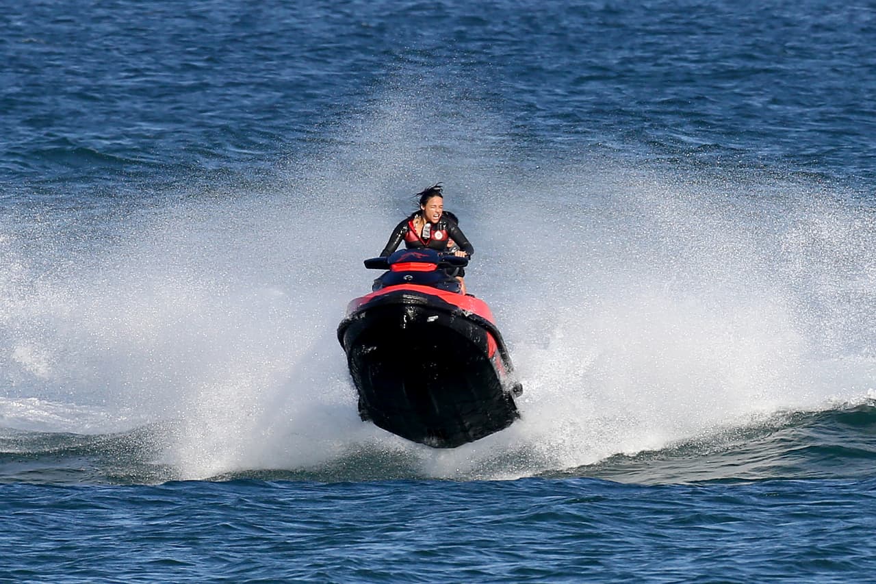 Pero no lo hizo como muchas otras celebridades, relajándose a la orilla del mar.