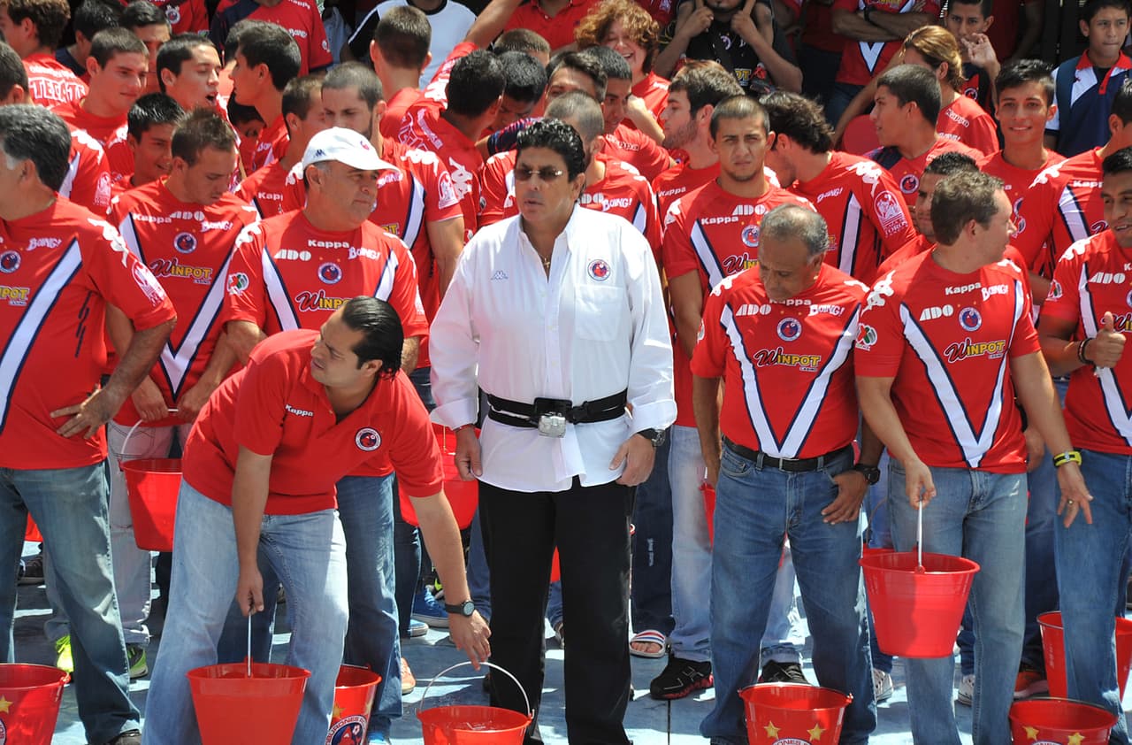 Mediante una seña obscena, Kuri insulta a la afición jarocha en un partido contra América en el 2013.