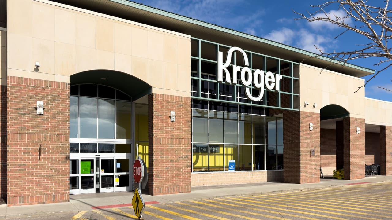 <b>Los cierres de Kroger están cambiando el mapa de supermercados en Texas.</b> Detrás de cada tienda que desaparece, hay trabajadores que buscan seguir adelante y familias que necesitan reorganizar sus compras. La comunidad hispana no solo es cliente frecuente de estas tiendas, también forma
<b> parte esencial de su fuerza laboral. </b>Por eso, estos cambios merecen atención y respuestas claras. Kroger promete reinvertir en tiendas más modernas y mejores servicios.