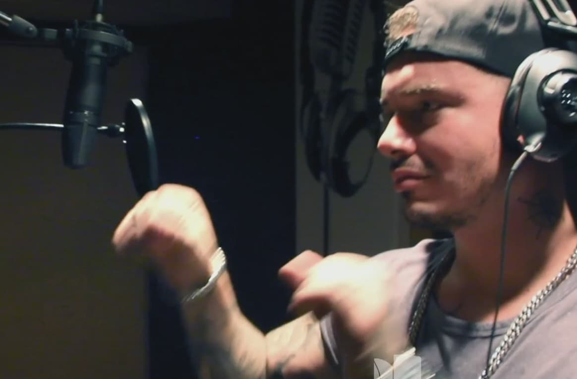 J Balvin se nota muy concentrado y apasionado por esta colaboración que se causado sensación.