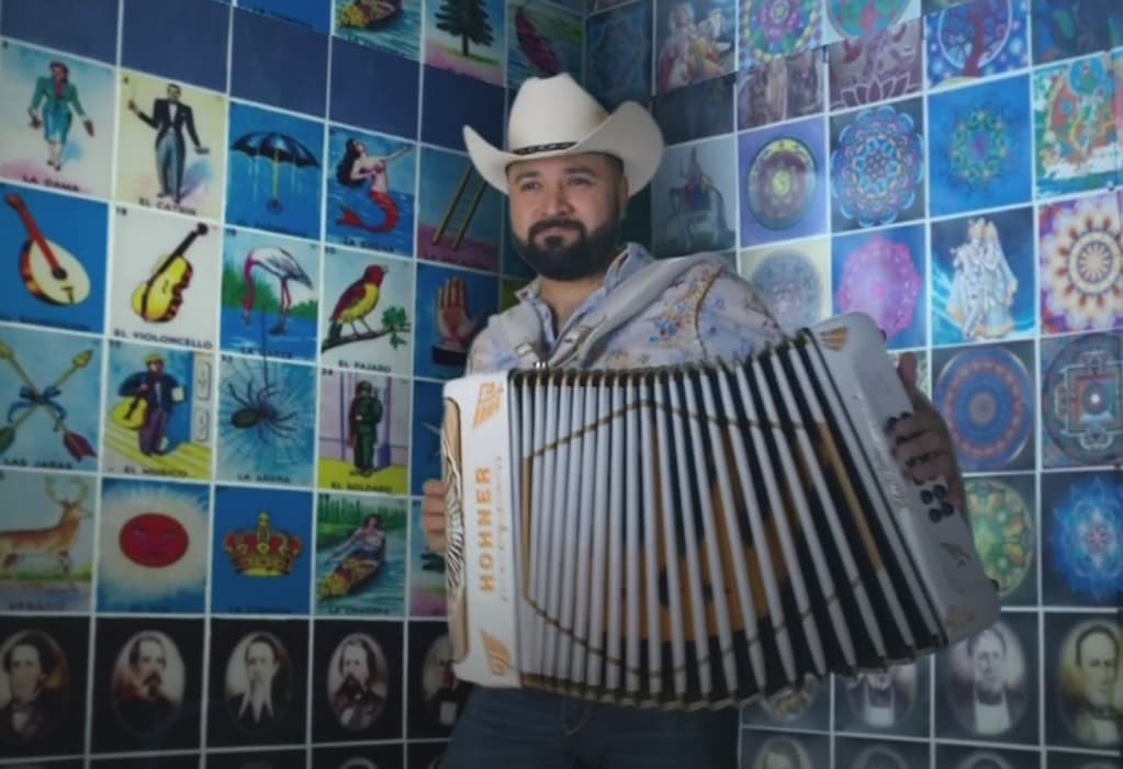 En este trabajo destacan esos rasgos de la mexicanidad que JuanGa ha puesto en alto por todo el mundo durante varios años.