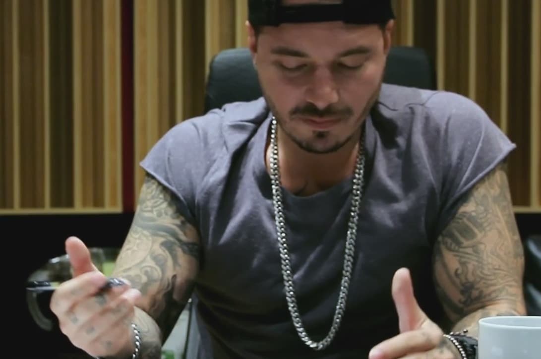 En otra de las tomas aparece J Balvin, quien le pone el ritmo de reggaetón a este nuevo trabajo.