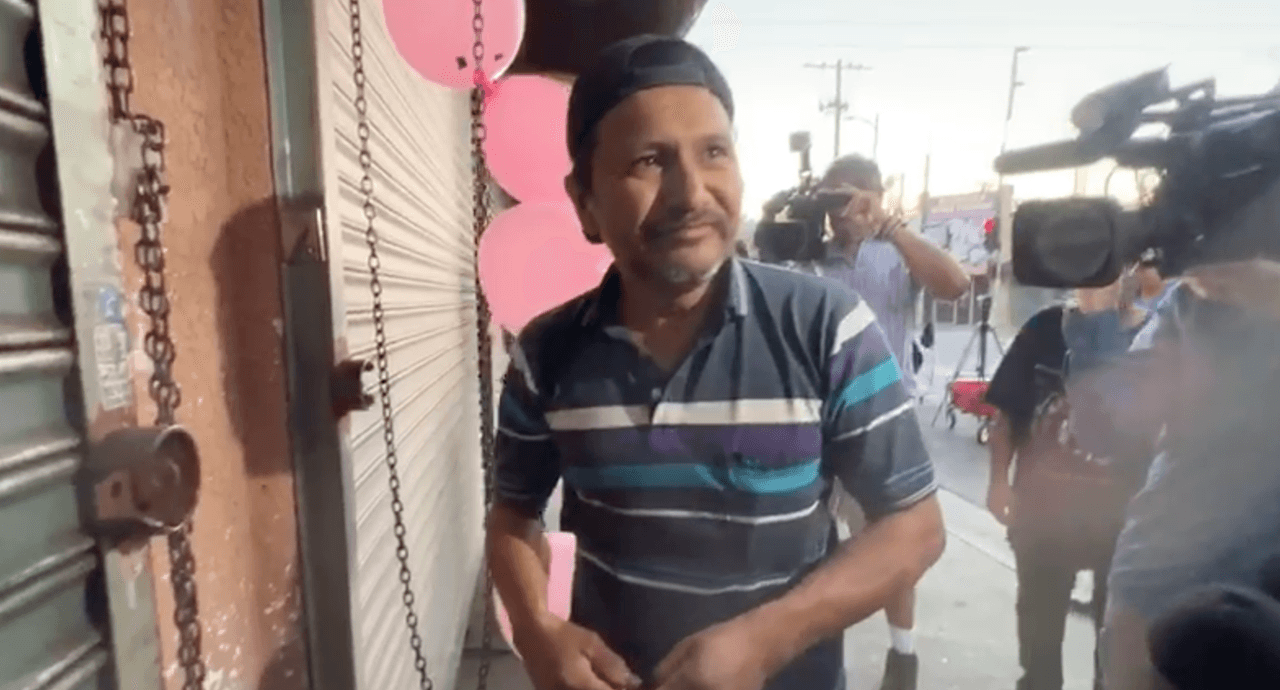 Herrera, nacido en Chiapas, sospecha que la persona que ganó es "latina", "hispano", porque la mayoría de sus clientes lo son.