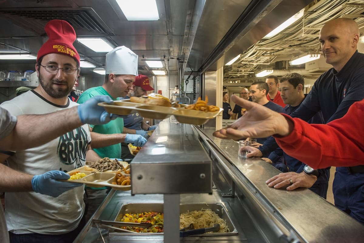 El Healy funciona como una pequeña ciudad con un consultorio médico, peluquería, tienda de recuerdos, lavandería, gimnasio y restaurante.