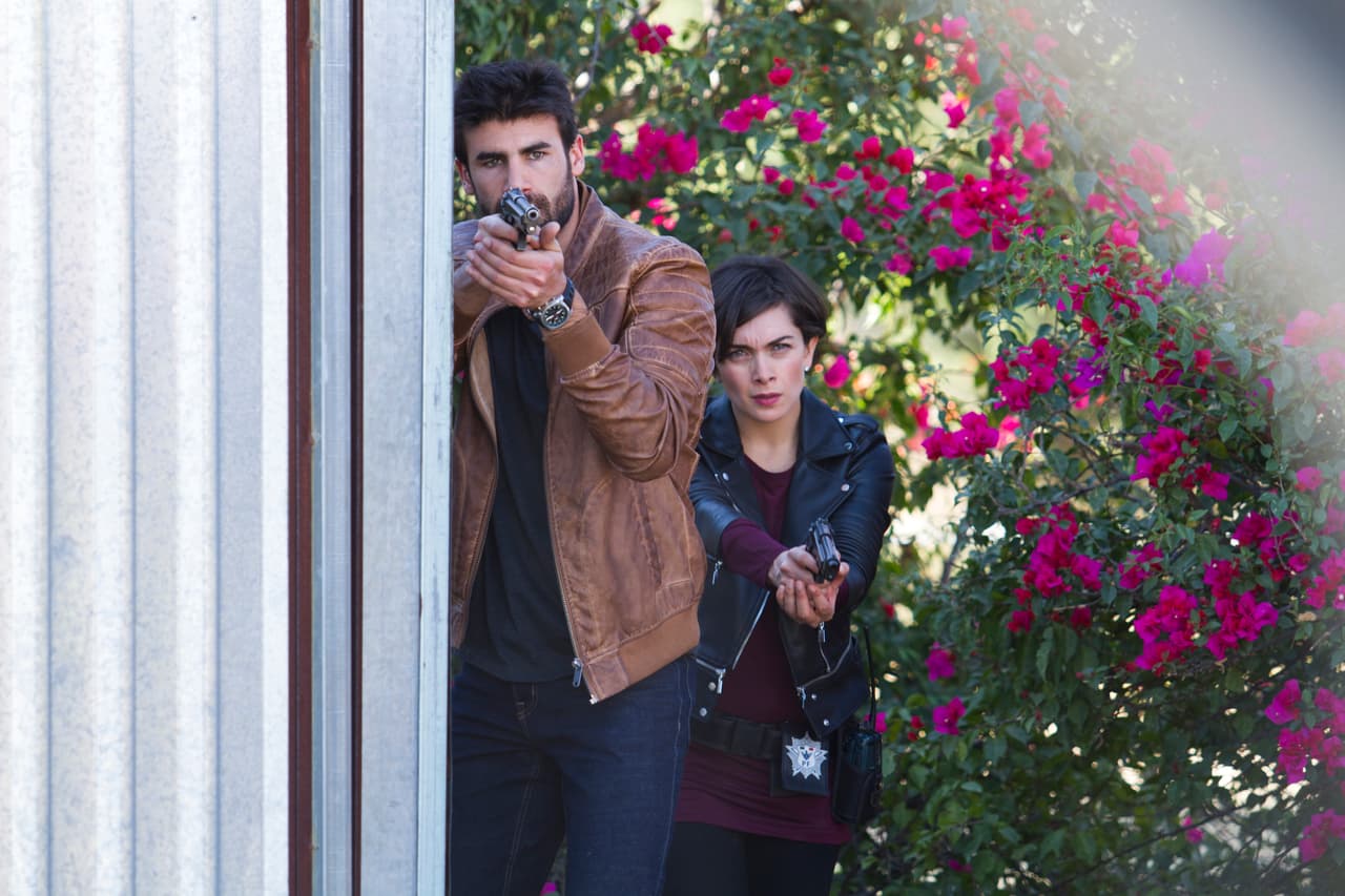 <b><a href="http://www.univision.com/series/la-piloto/dave-salvo-a-yolanda-de-ser-asesinada-por-john-video">Dave llegó a tiempo para impedir que John asesinara a Yolanda</a></b>. Al verla en peligro, comenzó un enfrentamiento.