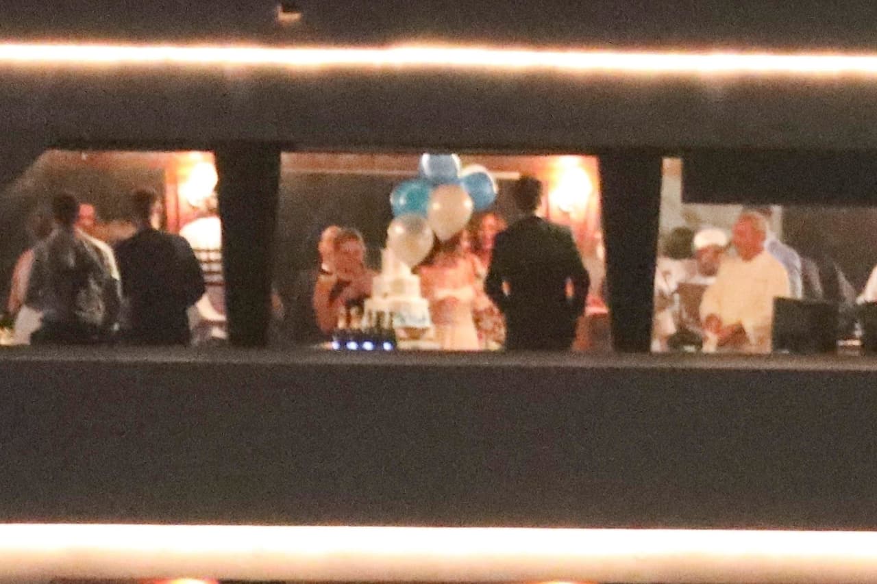 Precisamente el fin de semana pasado la actriz celebró su cumpleaños en un yate y se le ha visto con sus 
<a href="https://www.univision.com/entretenimiento/selena-gomez-celebro-su-cumpleanos-al-doble-junto-a-dos-amigos-que-la-consienten-fotos">rumoreados amores</a>.