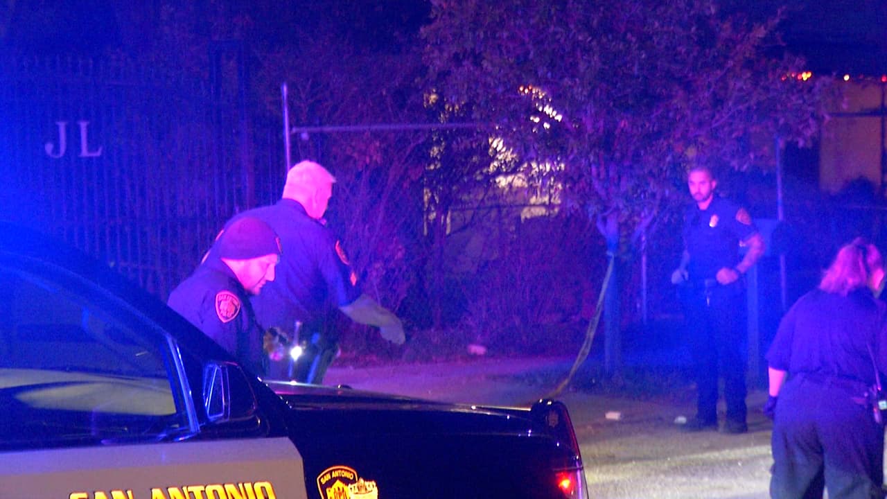 El primer reporte se hizo alrededor de las 21:28 horas en la cuadra 700 de la calle Leal.
<br>
<br>En ese punto fue hallado un hombre con una herida de bala en el hombro.