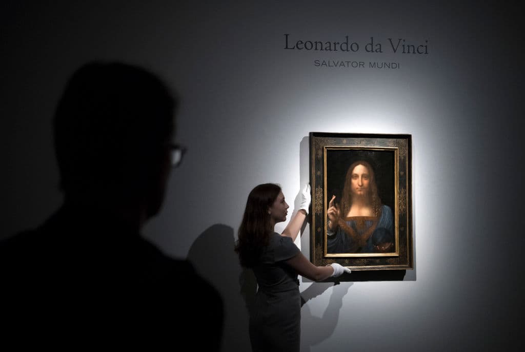 En octubre de 2017, un comprador anónimo adquirió la obra titulada 'Salvator Mundi' (El Salvador del mundo), una de las 20 pinturas que hizo el maestro renacentista
<b><a href="https://www.univision.com/noticias/subastas/un-cuadro-de-cristo-pintado-por-da-vinci-vendido-por-450-millones-de-dolares-marca-record-en-una-subasta" target="_blank">Leonardo Da Vinci por $450 millones</a></b>. La venta de esa obra maestra logró el récord de venta en una subasta de arte.