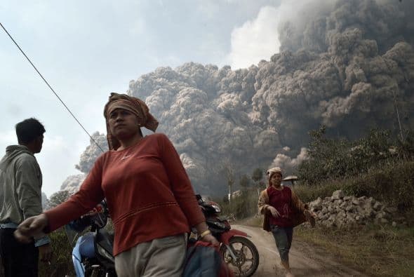Más de 25 mil personas han tenido que ser evacuadas en torno al volcán.