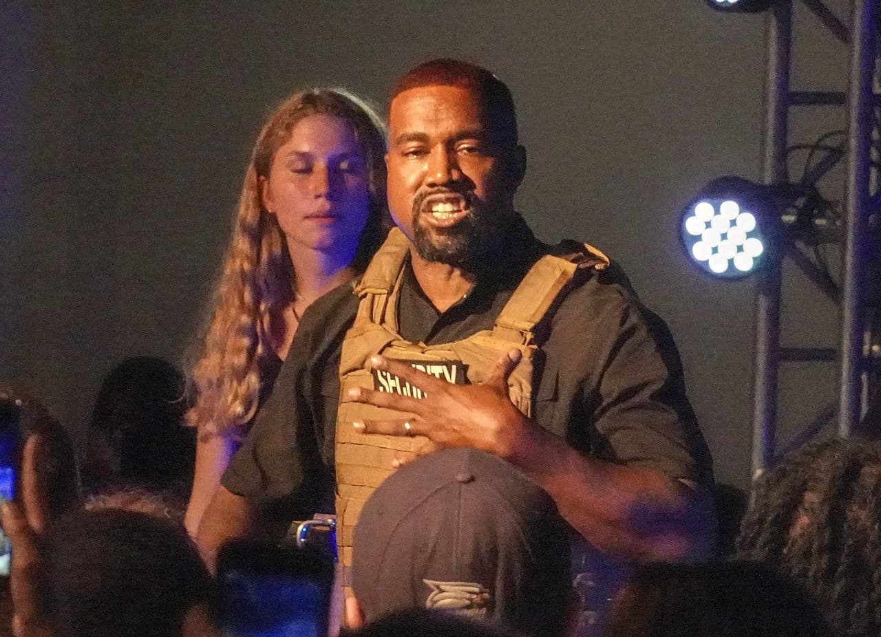 En las pasadas tres semanas, Kanye West se ha convertido en tema de conversación a nivel internacional por las declaraciones que ha ido ofreciendo mientras intenta hacer campaña política para ganar la presidencia de Estados Unidos el próximo noviembre.