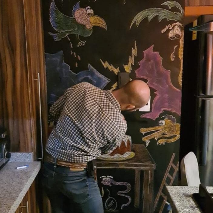 "Jugaba hockey, me hacía así (pasa las manos sobre su cabeza) y
<b>de las manos salían pelos</b>", contó, mientras en su rostro revivió aquella impresión que le dio ver cómo se estaba quedando calvo a tan corta edad.
<br>