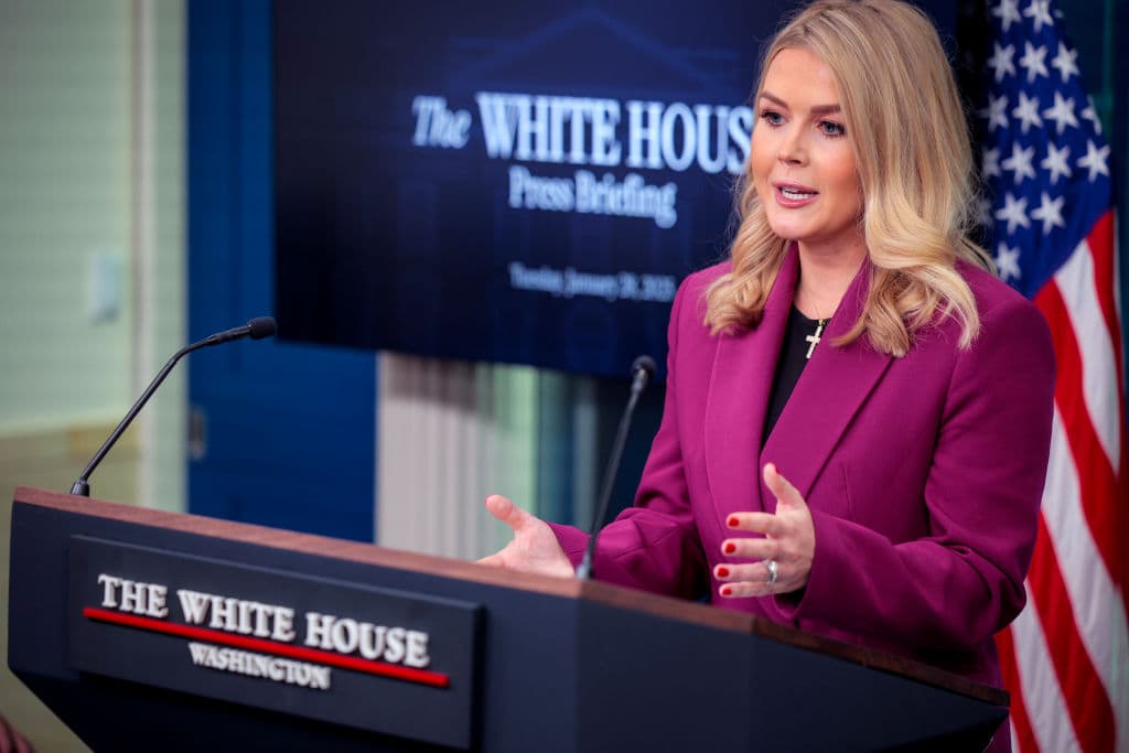 La secretaria de prensa de la Casa Blanca, Karoline Leavitt, ofrece su primera conferencia de prensa en la sala de prensa Brady de la Casa Blanca el 28 de enero de 2025 en Washington DC. A los 27 años, Leavitt es la secretaria de prensa de la Casa Blanca más joven en la historia de Estados Unidos.