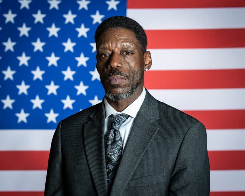 <b>Tony Rankins, un veterano del ejército que se recuperó de la adicción a las drogas</b>. Es parte de la lista de invitados de Donald Trump y su esposa Melania. Rankings sirvió en Afganistán y sufrió un trastorno de estrés postraumático. Perdió su trabajo y su familia, estuvo arrestado y terminó viviendo en su auto. Una compañía llamada R Investments lo ayudó a capacitarse en oficios de la construcción. Hoy trabaja en su ciudad natal, superó las adicciones y se reunió con su familia.