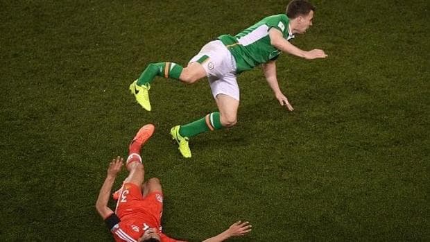 Seamus Coleman: recibió una fuerte entrada por parte del irlandés Neil Taylor y sufrió una fractura que lo alejó de las canchas.