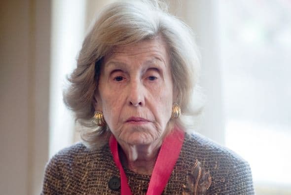 Anne Cox Chambers, dueña mayoritaria de la empresa de medios de comunicación Cox Media incrementó su fortuna en un año después de que AutoTrader.com, la tienda online para venta de autos, aumentara su valor. Con su fortuna de $15.500 millones se ubica en el octavo lugar y 58 en el listado de los millonarios.