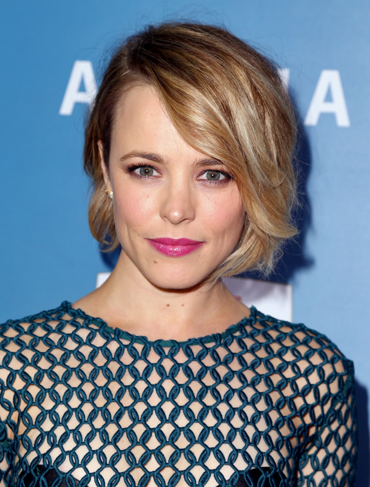 Emma y Rachel, coestrellas de 'Aloha', se vieron hermosas acompañando a su director, Cameron Crowe.