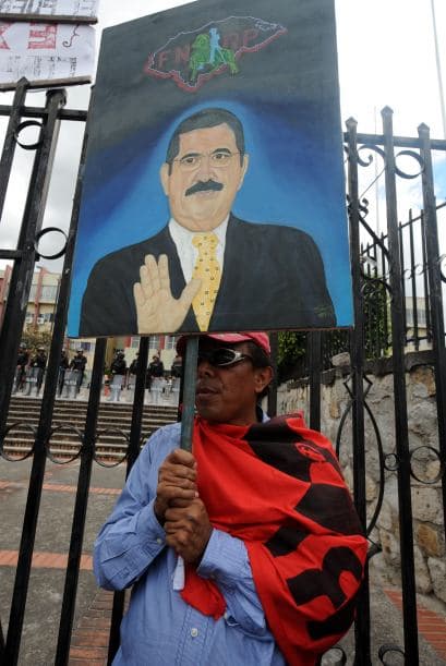 "Zelaya me dijo que Santos me ganaba. Yo le contesté: ¿y cuál es el problema?. El me afirmó: es mejor que nos arreglemos", admitió. "Y le pregunté: ¿y qué es lo que quieres... y él me respondió: quiero la reelección".