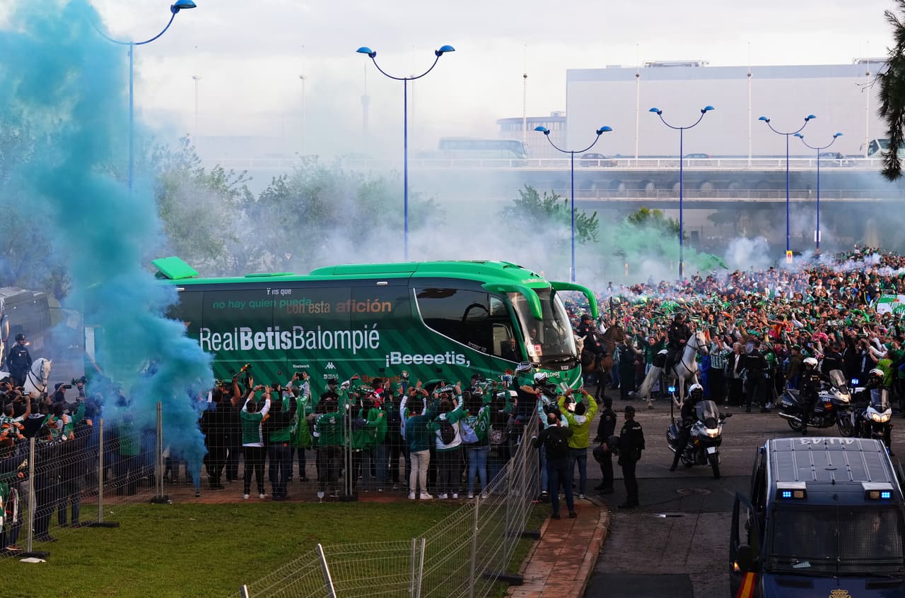 El recibimiento de la parcialidad bética en La Cartuja fue impresionante.