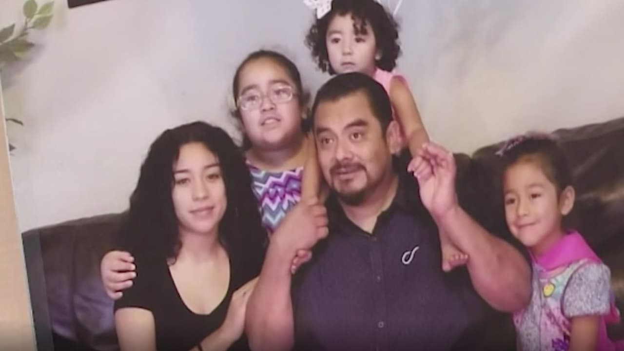 Hace unos meses
<b><a href="https://www.univision.com/local/houston-kxln/que-nos-den-su-cuerpo-para-ponerlo-en-paz-exigen-justicia-por-muerte-de-marcelo-garcia-a-manos-de-un-oficial-video">Garza abogó</a></b> por esclarecer la muerte de su hermano
<b><a href="https://www.univision.com/local/houston-kxln/publican-video-de-marcelo-garcia-antes-de-morir-en-enfrentamiento-en-houston">Marcelo García</a></b> en un incidente con un oficial de la oficina del sheriff del condado Harris durante una crisis mental.