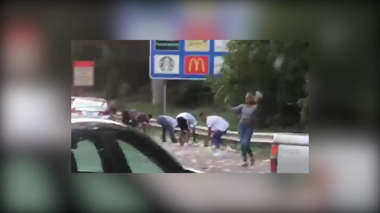 Piden que se regrese dinero tomado luego que camión blindado lo tirara en una carretera