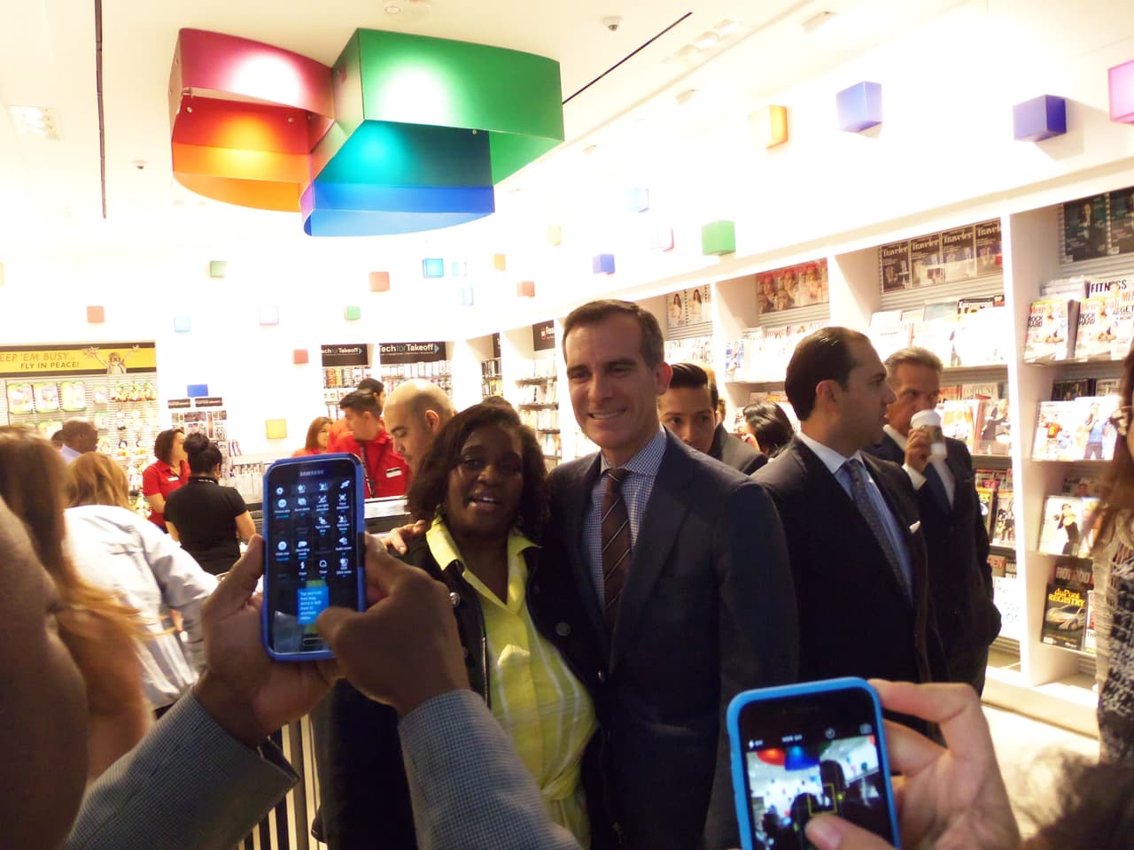 Así se festejó la inauguración de la tienda de Univision en LAX