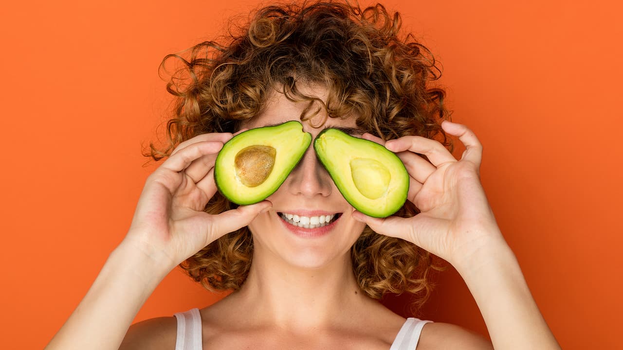 Tu rostro se puede hidratar y alimentar con diversos productos, como miel, aguacate, leche, avena, fresa y hasta semillas, todo depende de cuáles sean tus necesidades.