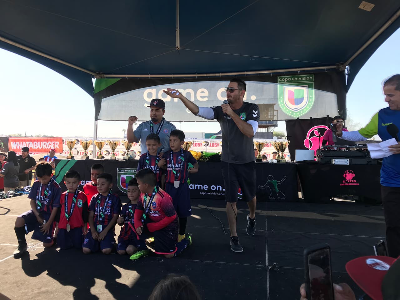 Los ganadores posan por una foto tras su triunfo.