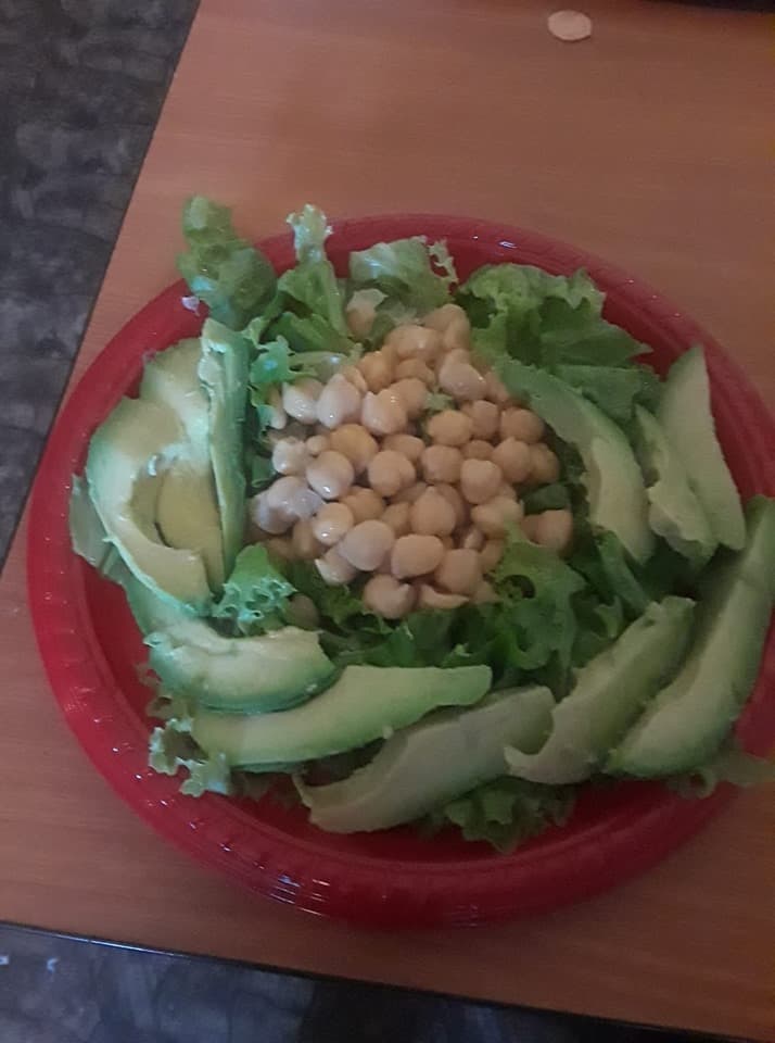 <b>Preparación</b>
<br>Usa un tazón pequeño para hacer puré el aguacate.
<br>Aparte en un tazón grande haz puré los garbanzos con ayuda de un machacador.
<br>Añade el jugo de limón, el apio, el pimiento, las zanahorias, el cilantro y el puré de aguacate.
<br>Revuelve todo hasta mezclar bien los ingredientes. Sazona con sal y pimienta.
<br>Extiende la hoja de lechuga y ponle en el centro ½ taza de ensalada de garbanzos.
<br>Dobla los bordes superior e inferior de la hoja de lechuga sobre el relleno y después enróllala como si fuera un burrito.