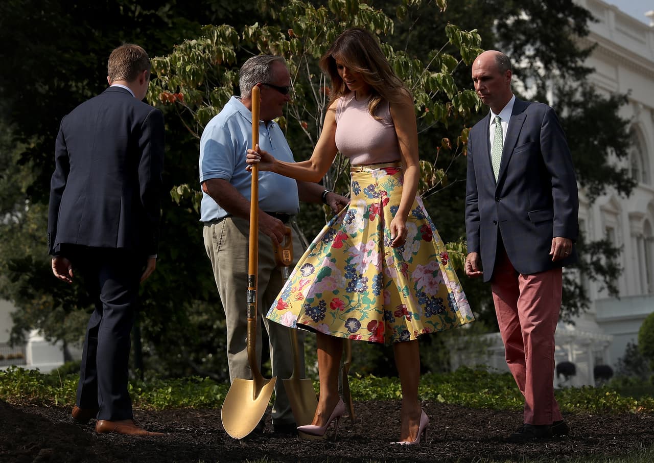 WASHINGTON, DC - AUGUST 27: U.S. first lady Melania Trump (2nd R) and Richard Gatchell Jr. (R), fifth generation grandson of President James Monroe, participate in a tree planting ceremony on the south grounds of the White House August 27, 2018 in Washington, DC. The tree comes from the original Eisenhower Oak located near the Kennedy Garden that was excavated from the grounds earlier this year. (Photo by Win McNamee/Getty Images)
