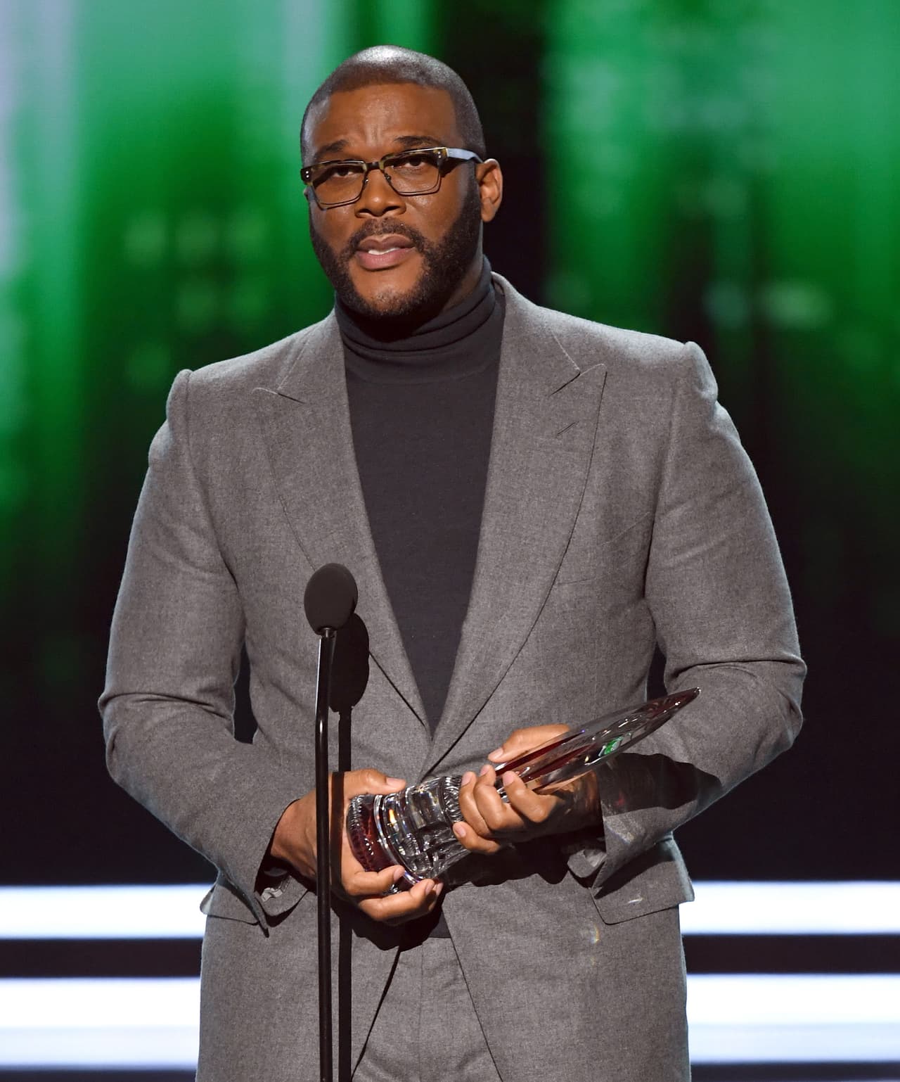 El actor y cineasta Tyler Perry habló sobre cómo hay que ser luz para el prójimo en estos tiempos oscuros.